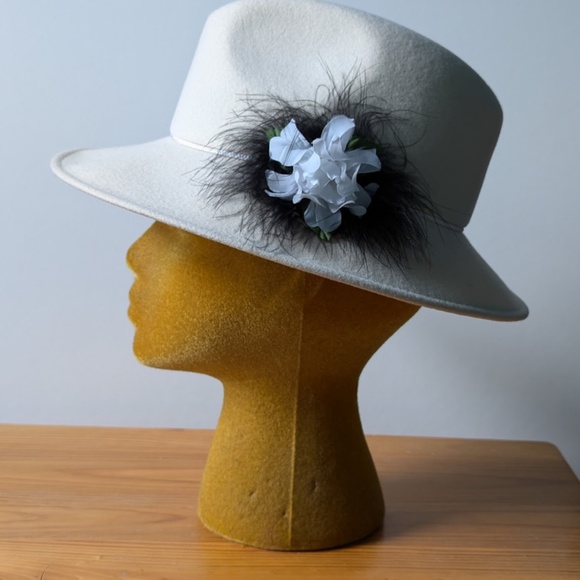 White fedora hat with feather, size OS - Picture 3 of 8